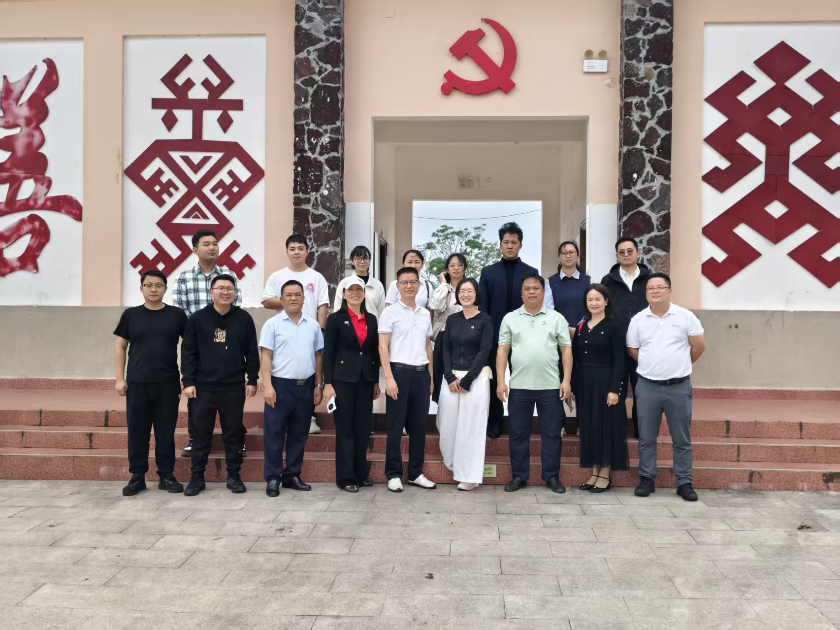 海南万泰公司党支部参加省建设信息协会赴白沙县助力乡村振兴调研活动